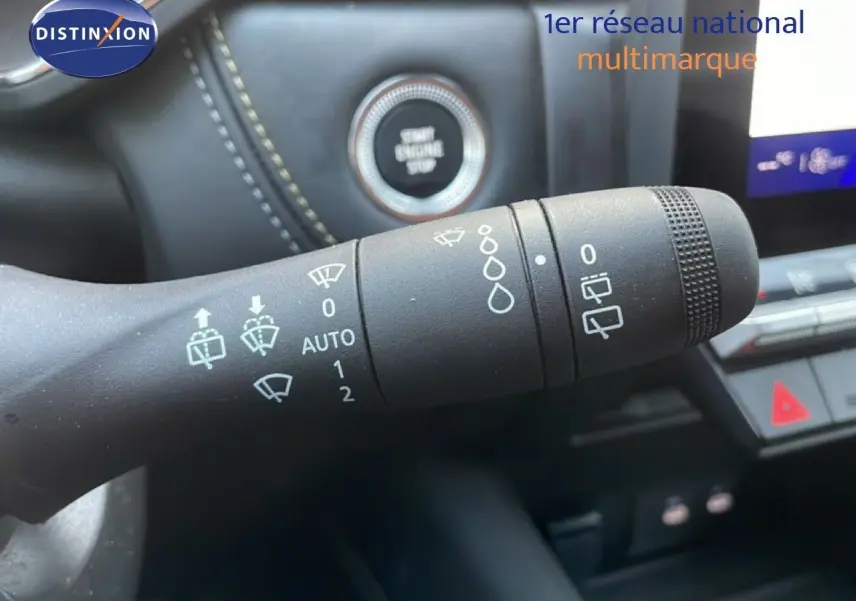 Gros plan sur la commande d’essuie-glace du Renault Symbioz gris Casiopee, avec bouton start visible en arrière-plan.