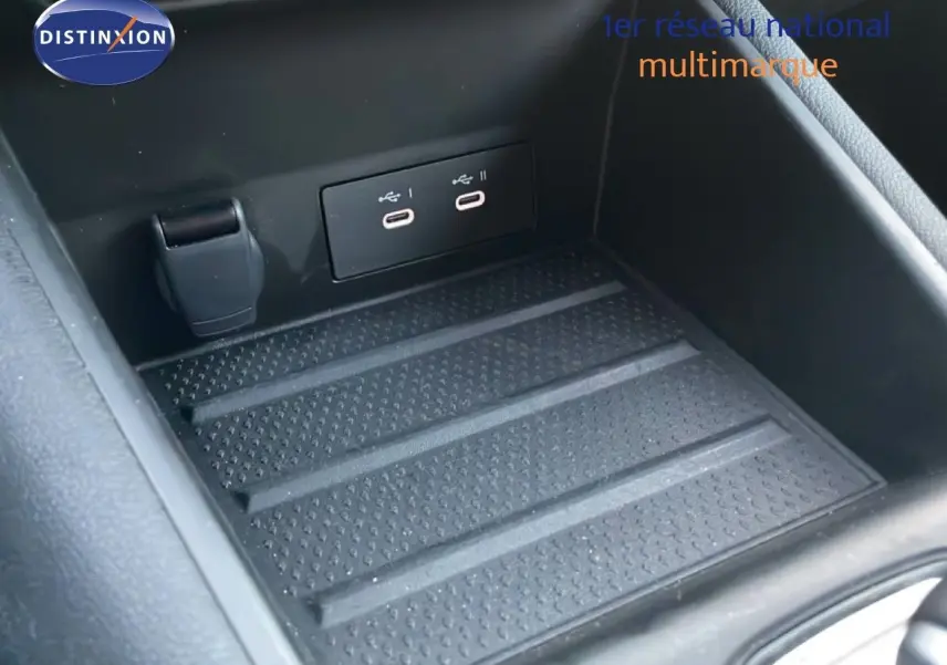 Gros plan sur la console centrale avec ports USB-C doubles et espace de rangement noir du Renault Symbioz gris Casiopee.