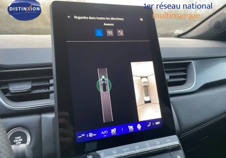 Vue rapprochée de l’écran tactile central du Renault Symbioz gris Casiopee, affichant l’aide au stationnement et la climatisation.