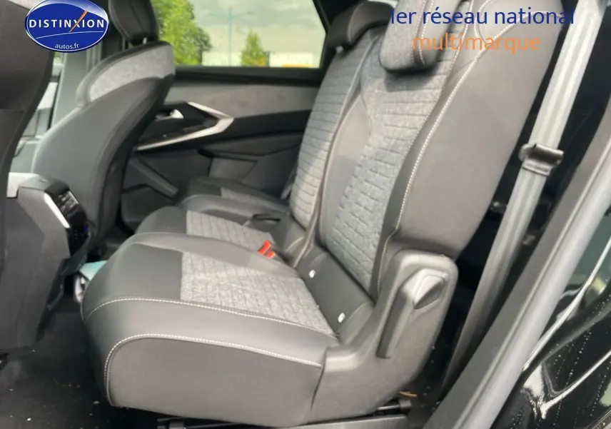 Vue latérale intérieure montrant les sièges arrière gris et noirs du Peugeot 5008 Hybrid 145 allure e-dcs6 noir 2025.