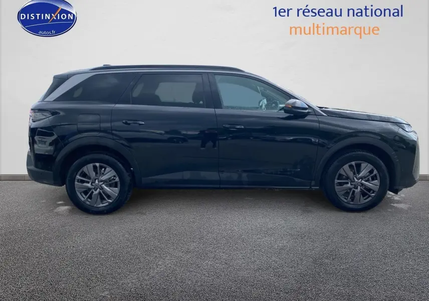 Profil droit d'un Peugeot 5008 noir 2025, SUV familial avec vitres arrière surteintées et jantes alliage.