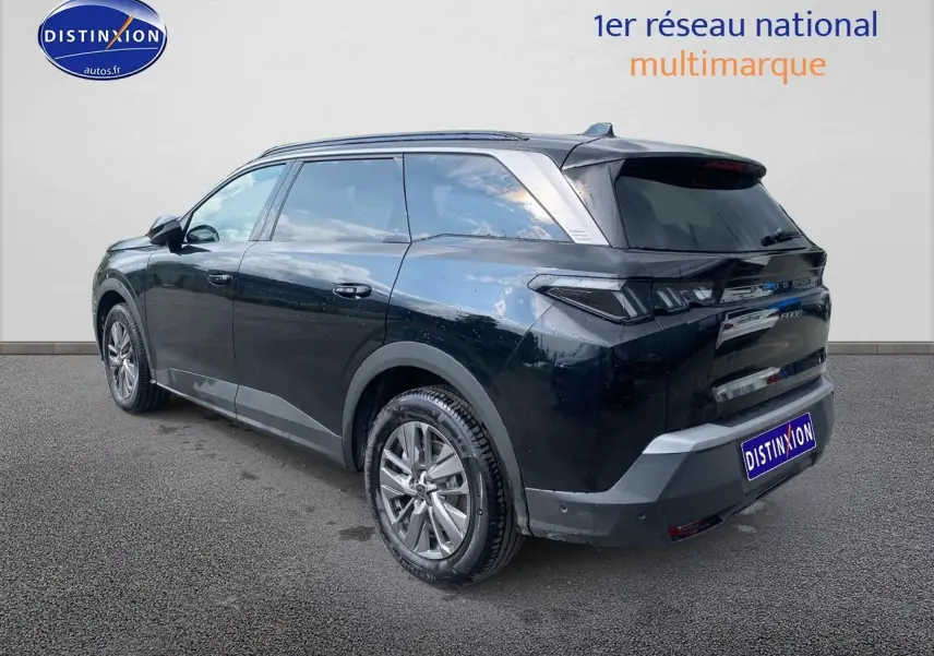 Vue 3/4 arrière droite d’un Peugeot 5008 Hybrid 145 Allure e-dcs6 noir avec jantes alu et vitres surteintées.