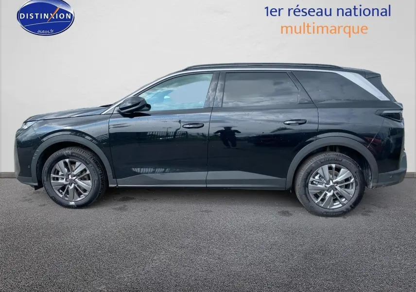 Profil latéral droit d’un Peugeot 5008 noir 2025 avec jantes alu et vitres arrière surteintées.