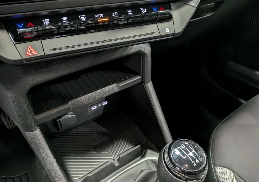 Gros plan sur la console centrale noire du Dacia Bigster 2026, mettant en valeur la boîte manuelle à 6 vitesses.