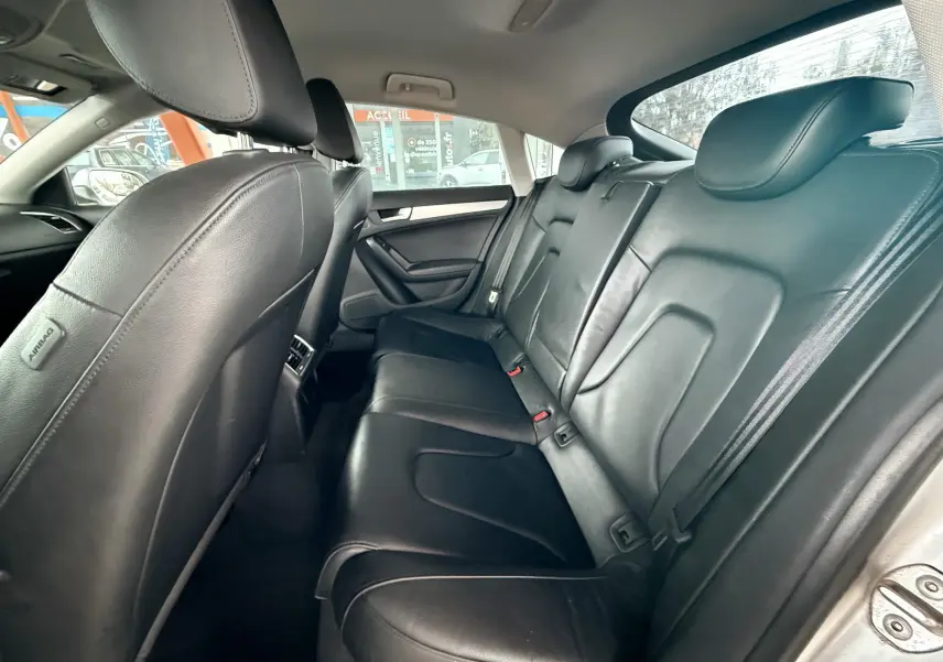 Vue intérieure côté droit des sièges arrière en cuir noir de l'Audi A5 Sportback 2011 avec appuie-têtes intégrés.