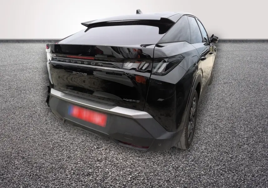 Vue 3/4 arrière droite du Peugeot 3008 noir hybride 2025 avec feux arrière LED et hayon fermé.