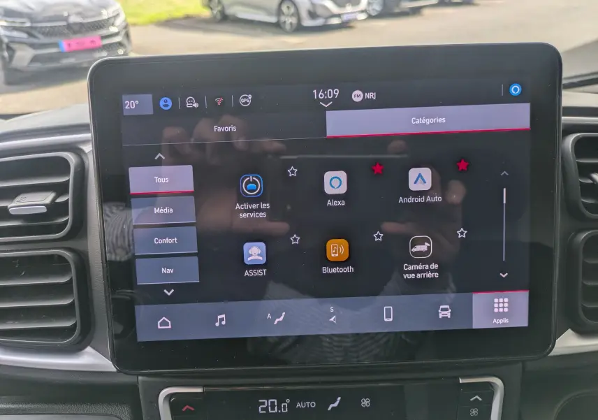 Écran tactile central du tableau de bord du Fiat Ducato Fourgon 2025 montrant les applications connectées.