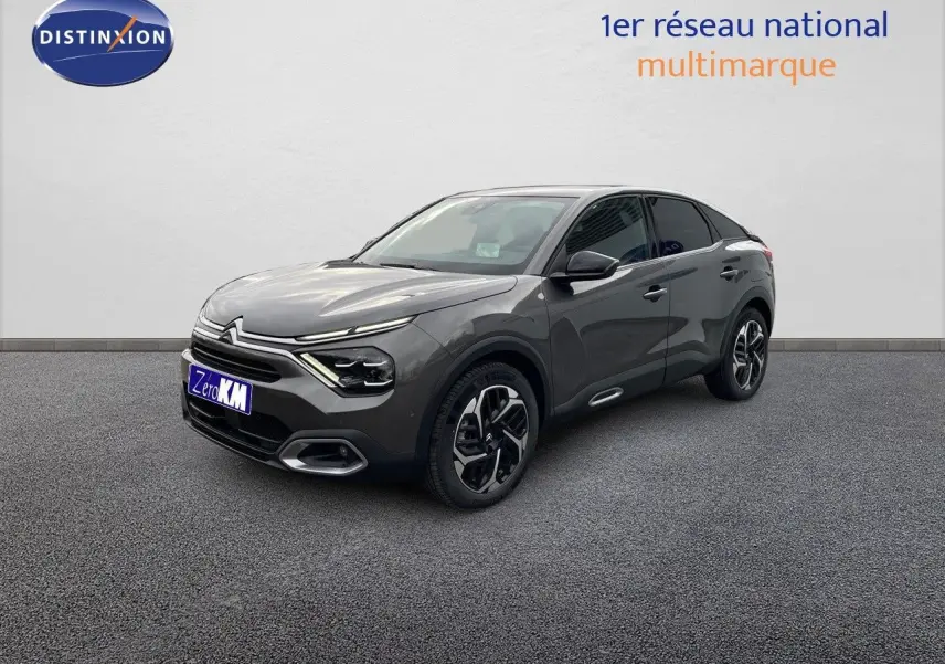 Citroën C4 gris platinium métal vue 3/4 avant droit, avec feux LED et jantes bi-ton distinctives.