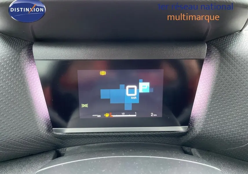 Affichage numérique du tableau de bord de la Citroën C4 gris platinium, montrant la vitesse à 0 km/h en vue frontale rapprochée.