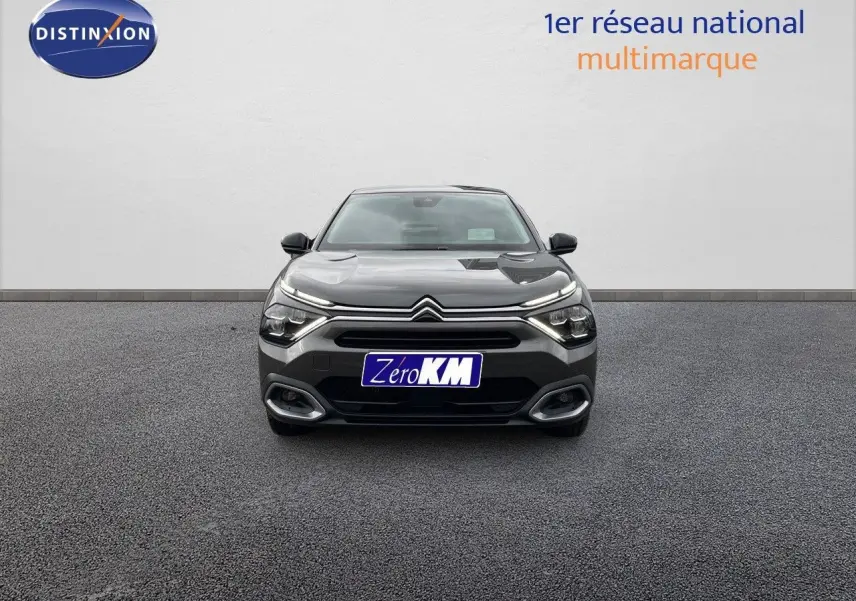 Vue frontale d'une Citroën C4 gris platinium métal 2024 avec feux LED et calandre distinctive.