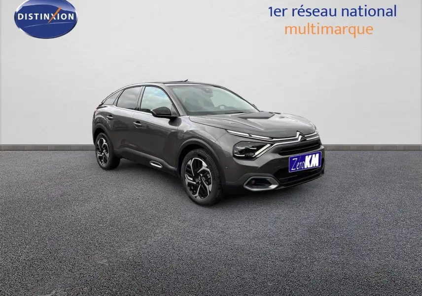 Citroën C4 gris platinium métal vue 3/4 avant droit avec signature lumineuse LED et jantes bi-ton.