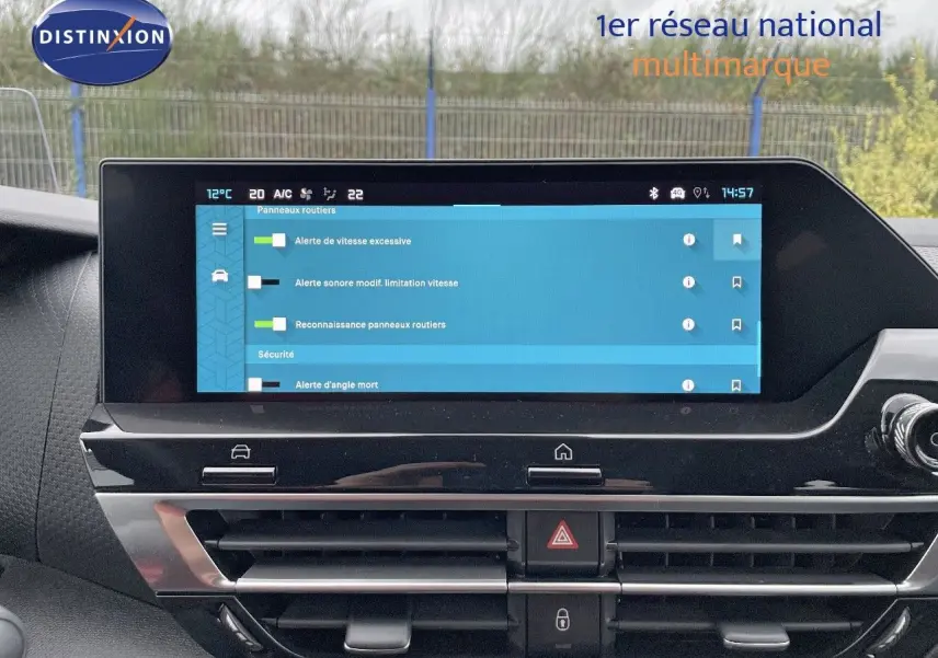 Écran tactile central affichant les options de sécurité du tableau de bord d'une Citroën C4 gris platinium 2024.
