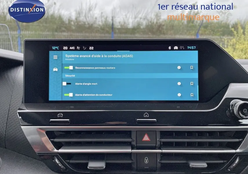 Écran tactile central affichant le système d'aide à la conduite dans l'habitacle d'une Citroën C4 gris platinium 2024.