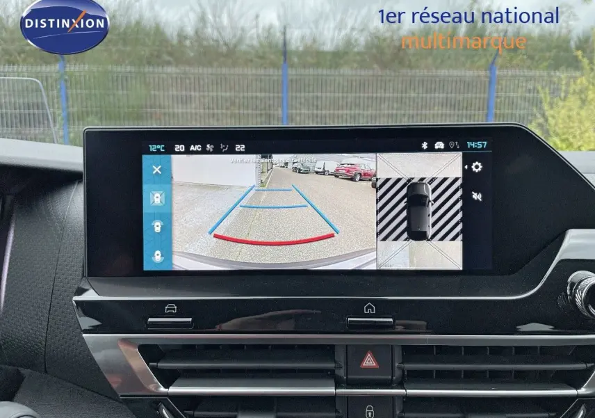 Écran central affichant la caméra de recul et la vue 360° du tableau de bord d'une Citroën C4 gris platinium 2024.