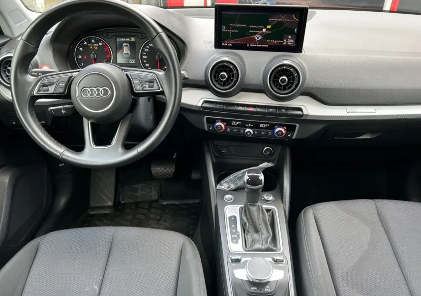 Vue intérieure du tableau de bord et console centrale de l'Audi Q2 noir 35 TFSI 150 S Tronic S Line 2023.