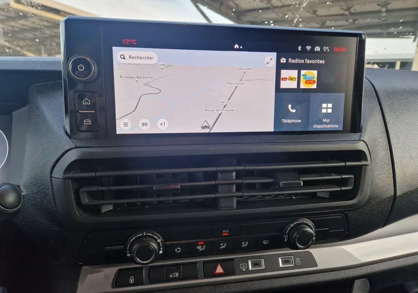 Vue rapprochée de l'écran tactile central du Fiat Scudo Fourgon 2024 blanc, affichant la navigation et les commandes climatiques.
