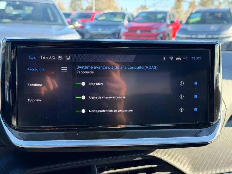 Écran tactile central du Peugeot 2008 2024 affichant le système avancé d'aide à la conduite en intérieur.