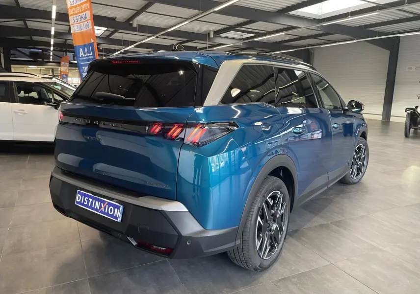 Vue 3/4 arrière droite du Peugeot 5008 Bleu Obsession avec feux arrière LED à 3 griffes et jantes alliage 19 pouces.