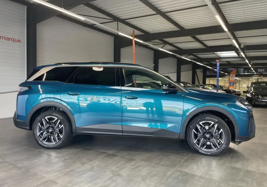 Peugeot 5008 bleu Obsession vue de profil côté gauche, avec jantes alliage 19'' diamantées et vitres teintées.