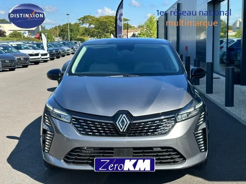 Vue avant d'une Renault Clio 2025 gris Rafale avec calandre noire et feux LED distinctifs en vertical.