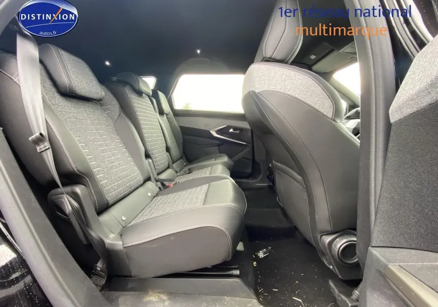 Vue intérieure côté gauche des sièges arrière gris tissu et cuir du Peugeot 5008 noir Hybrid 145 allure e-dcs6 2025.