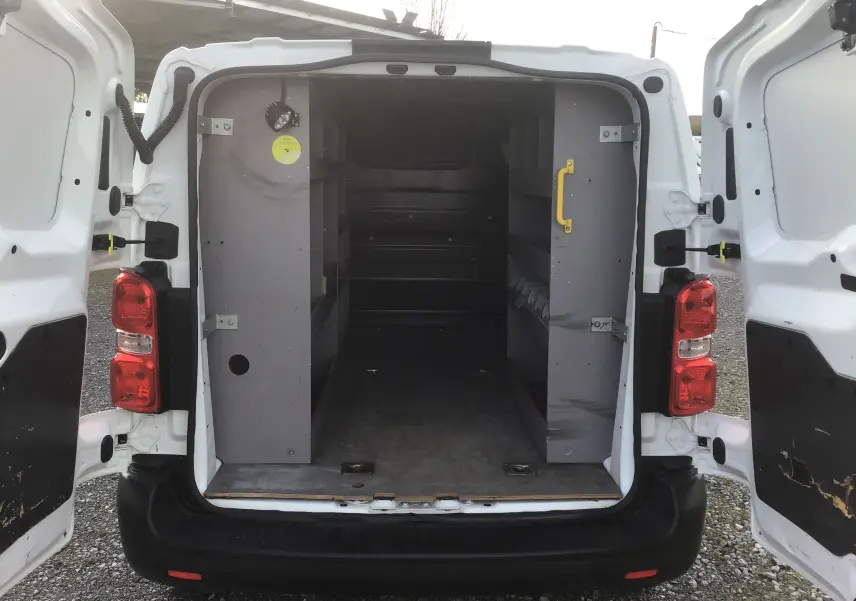 Intérieur du Peugeot Expert Fourgon blanc 2022, vue côté conducteur sur tableau de bord et levier de vitesse manuel.