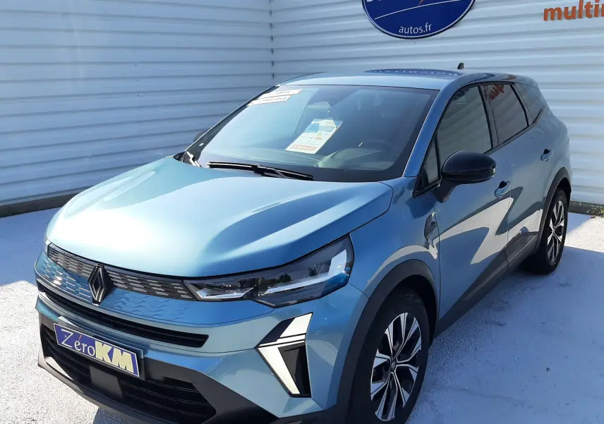 Vue 3/4 arrière droite du Renault SYMBIOZ bleu mercure avec feux LED et jantes bi-ton modernes.