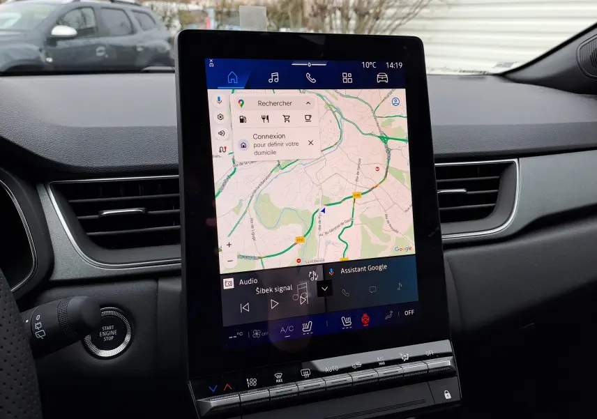 Vue intérieure centrée sur l'écran tactile vertical du tableau de bord du Renault Symbioz, affichant la navigation GPS.