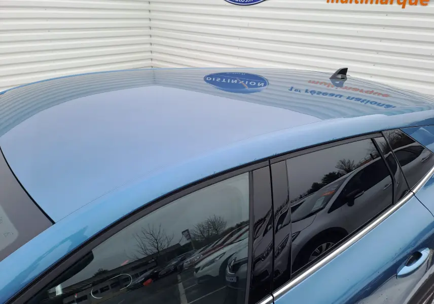 Vue rapprochée du toit et côté gauche bleu mercure du Renault Symbioz 2025 avec vitres teintées et antenne requin.