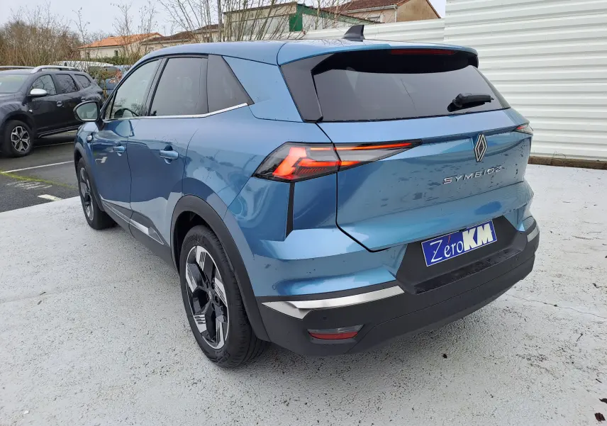 Vue 3/4 arrière droite d'un Renault Symbioz bleu mercure avec feux arrière LED et toit noir.