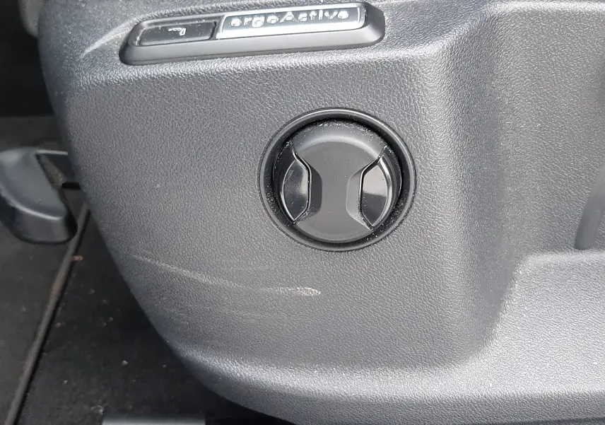 Réglage manuel du siège avant avec bouton rotatif et commande proActive sur Volkswagen T-Roc gris Pyrite 2023