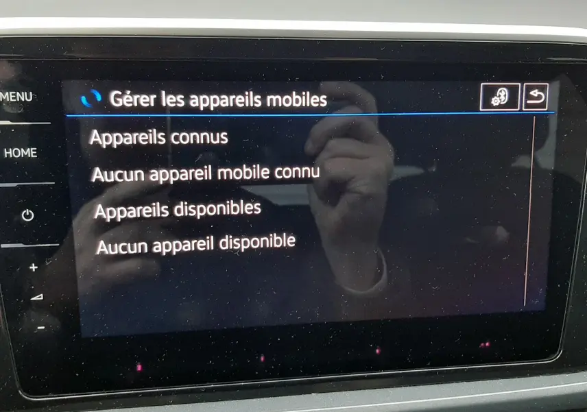 Écran tactile central du Volkswagen T-Roc 2023 affichant la gestion des appareils mobiles sans connexion active.