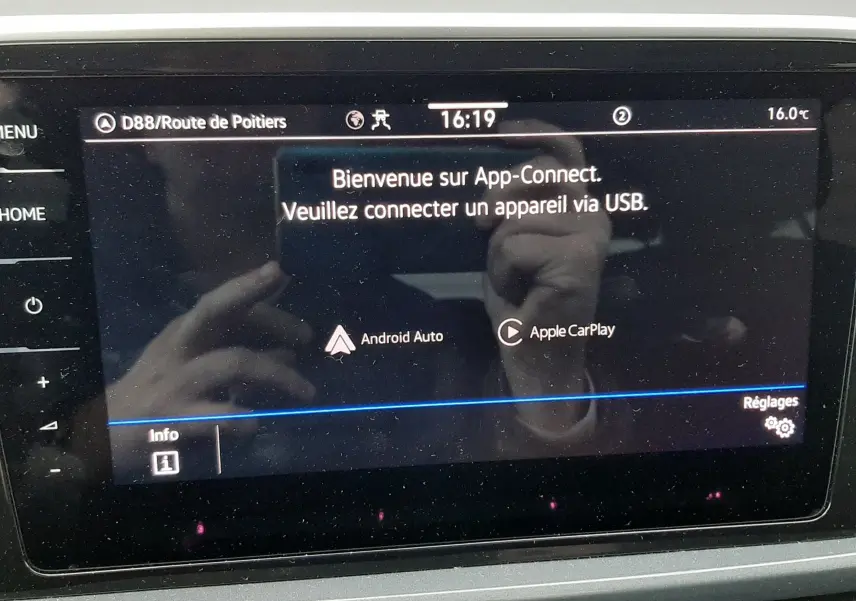 Écran tactile central du Volkswagen T-Roc gris Pyrite 2023 affichant l'interface App-Connect avec Android Auto et Apple CarPlay.