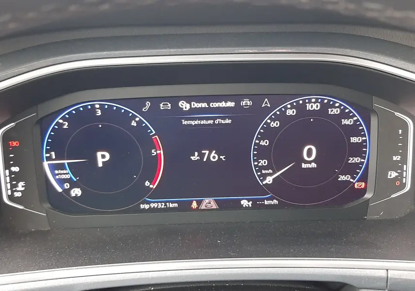 Tableau de bord numérique du Volkswagen T-ROC 2023 affichant la température d'huile à 76°C et le véhicule à l'arrêt.
