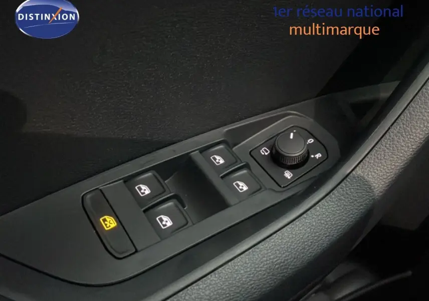 Détail des commandes des vitres et rétroviseurs côté conducteur dans une Skoda Karoq gris argent 2025.