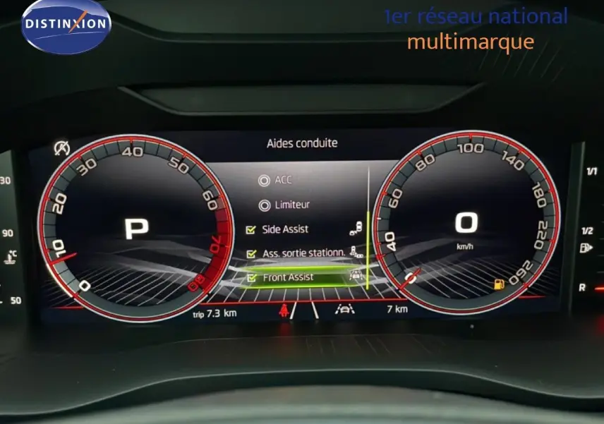 Tableau de bord numérique du Skoda Karoq gris argent, affichant les aides à la conduite et compteurs à aiguille rouges.