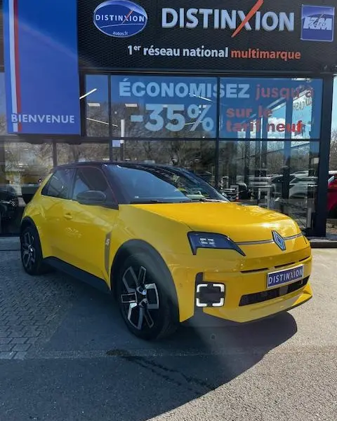 Renault R5 Techno 150 ch jaune vue 3/4 avant droit, avec phares LED et jantes noires distinctives.