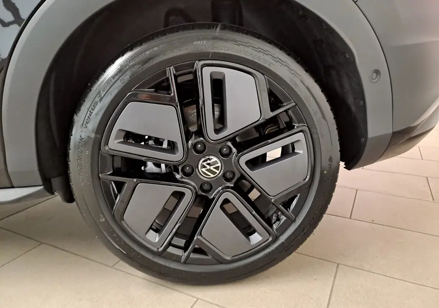 Gros plan sur la jante 19 pouces York noire du Volkswagen T-Roc Noir Ébène, version R-Line 2026.