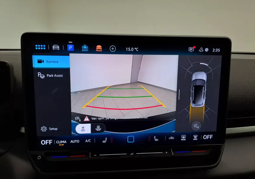 Écran intérieur du Volkswagen T-Roc 2026 montrant la caméra de recul et l'assistance au stationnement.