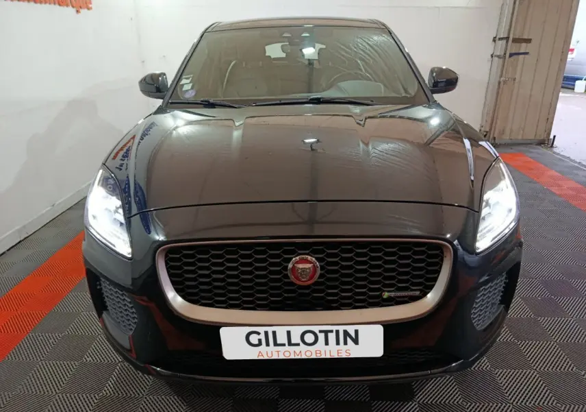 Jaguar E-PACE noir vue de face avec phares allumés et calandre distinctive R-DYNAMIC S.