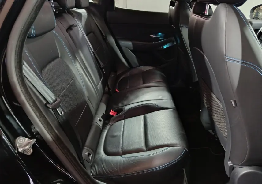 Vue intérieure côté gauche des sièges arrière en cuir noir avec surpiqûres bleues du Jaguar E-PACE 2019.