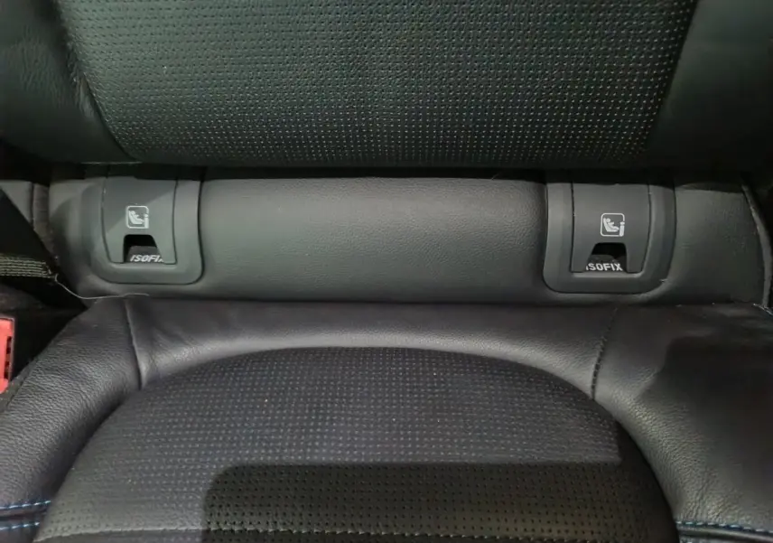 Gros plan sur les fixations ISOFIX des sièges arrière en cuir noir du Jaguar E-PACE P200 AWD R-DYNAMIC S.