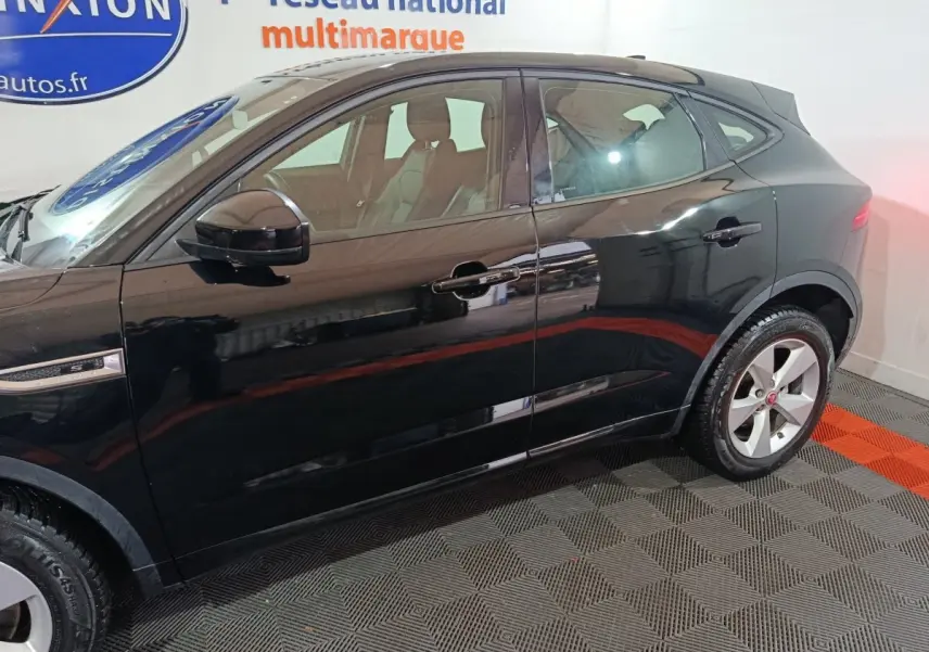 Vue de profil côté gauche du Jaguar E-PACE noir, mettant en valeur ses lignes élégantes et ses jantes alliage.