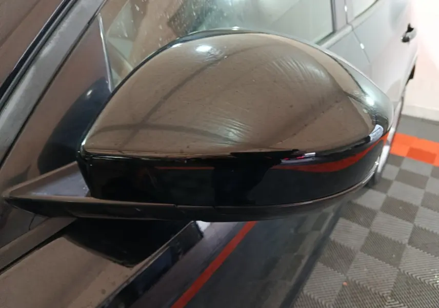 Rétroviseur côté gauche noir brillant du Jaguar E-PACE P200 R-DYNAMIC S, vue rapprochée en intérieur.