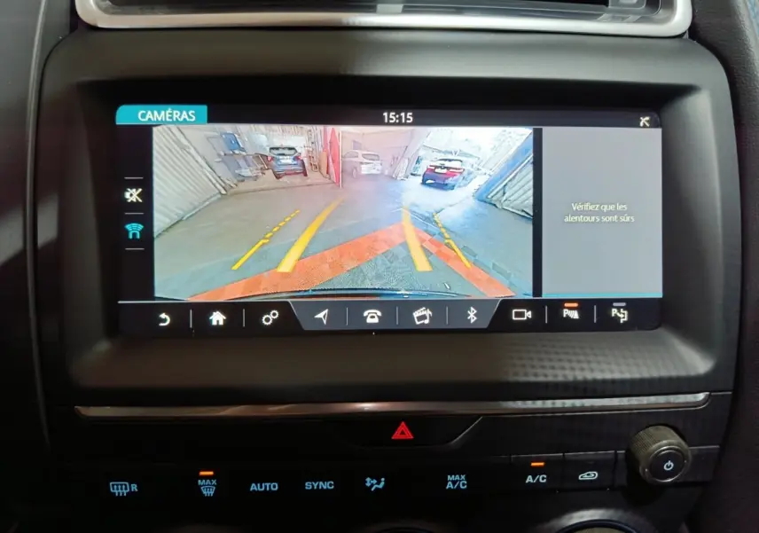 Écran tactile intérieur montrant la caméra de recul du Jaguar E-PACE noir, vue frontale du tableau de bord.