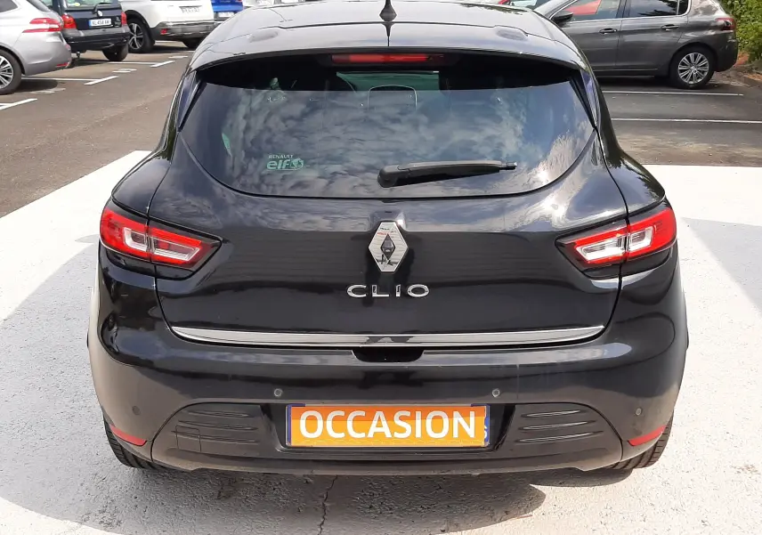 Vue arrière d'une Renault Clio IV noire 2018 avec feux LED et plaque d'occasion visible en parking extérieur.