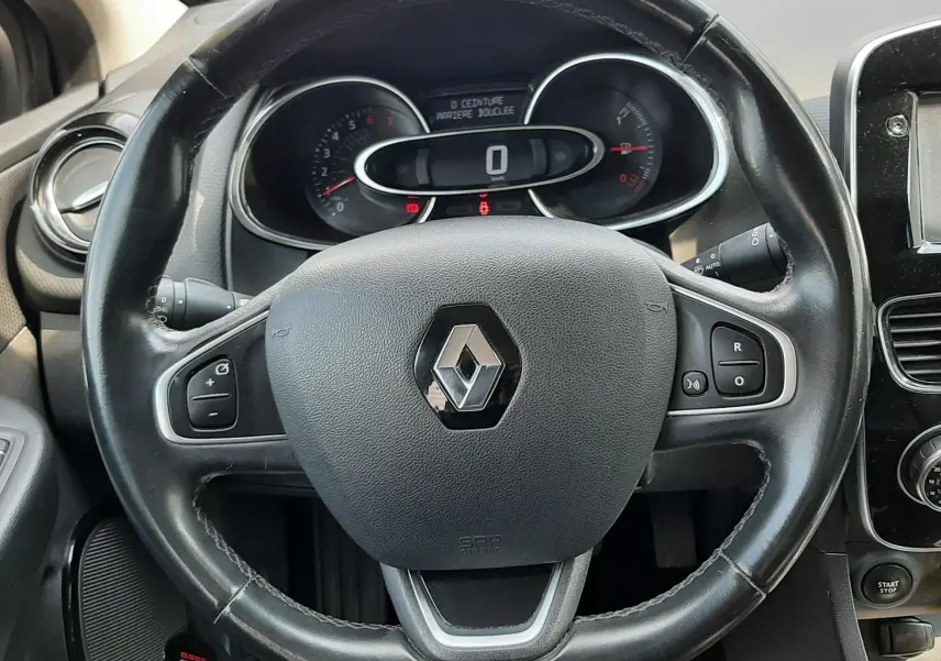 Vue rapprochée du volant noir de la Renault Clio IV 2018 avec tableau de bord et commandes visibles.