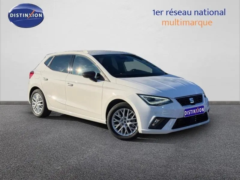 SEAT Ibiza 1.0 TSI 115cv FR blanc Nevada métal vue 3/4 avant droit avec jantes alliage et calandre noire.