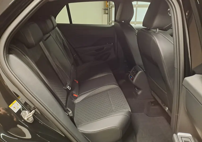 Vue intérieure côté gauche des sièges arrière noirs en cuir et tissu du Volkswagen T-Roc 2026 finition R-Line.