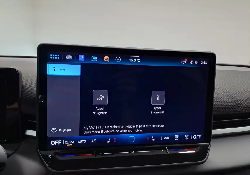 Écran tactile central du Volkswagen T-Roc 2026 affichant les options d'appel d'urgence et informatif, avec commandes climatisation en dessous.